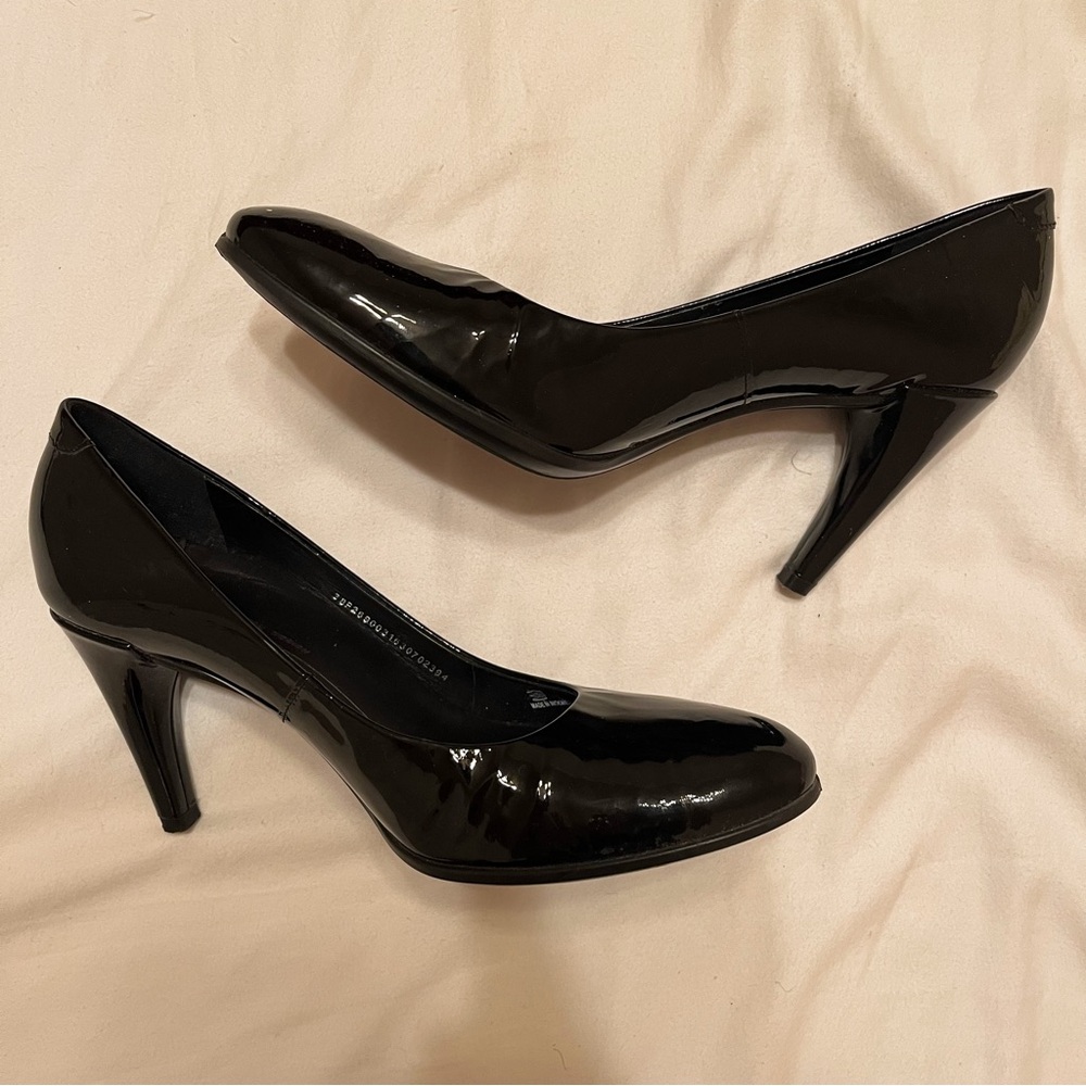 Ecco Classic Black Patent Heels Size 7.5